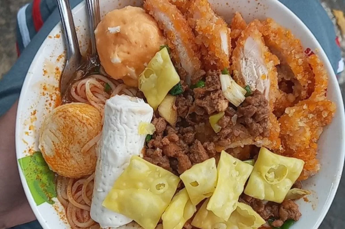 Mie Ayam Wijayakusuma: Kenikmatan yang Menghanyutkan di Jembatan Veteran